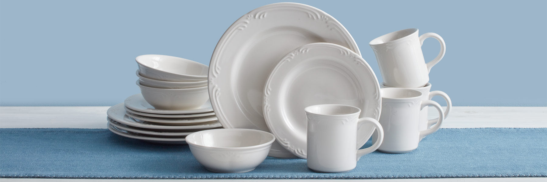 With gentle, embossed arches gracing the rim of each piece, Filigree is a classic white collection.