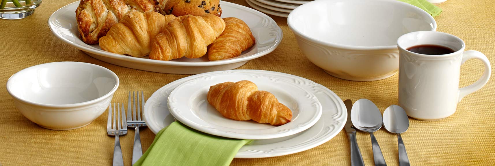 With gentle, embossed arches gracing the rim of each piece, Filigree is a classic white collection.